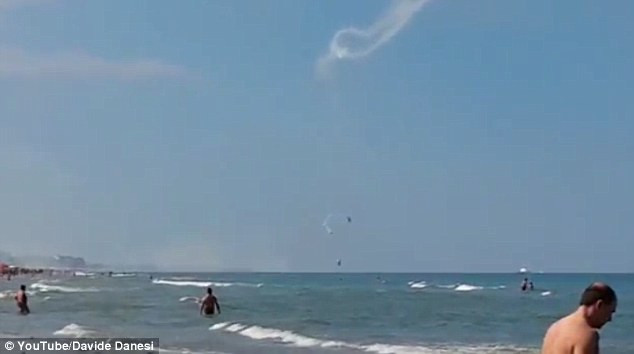 Sự cố xảy ra ngay trên một bãi biển đông đúc.