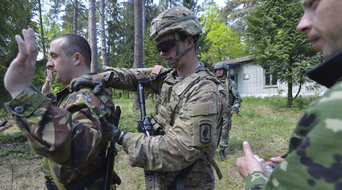 Quân đội Mỹ huấn luyện cho binh sĩ Ukraine. Ảnh RT. Quân đội Mỹ huấn luyện cho binh sĩ Ukraine. Ảnh RT.