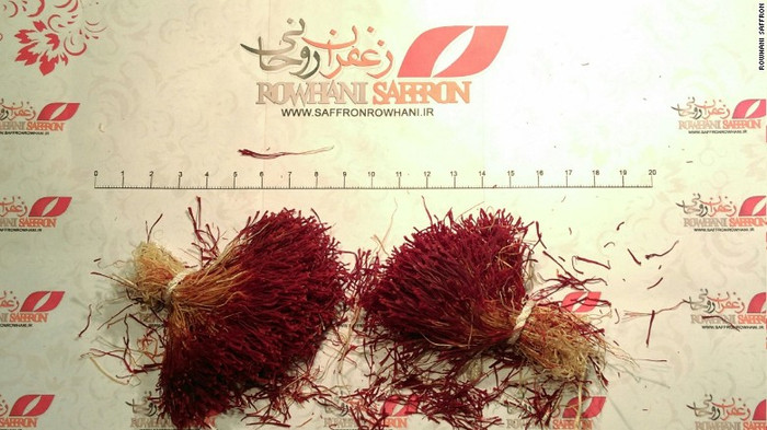 Nhụy hoa nghệ tây được xếp ngay ngắn. Nhụy hoa nghệ tây được xếp ngay ngắn.