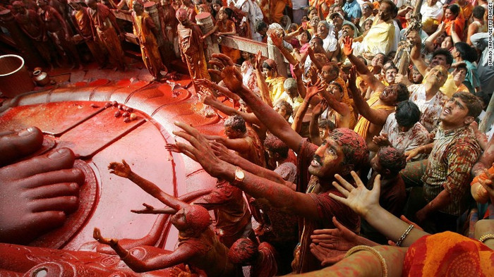 Bột nghệ tây được sử dụng rất nhiều trong các lễ hội tại Ấn Độ. Bột nghệ tây được sử dụng rất nhiều trong các lễ hội tại Ấn Độ.