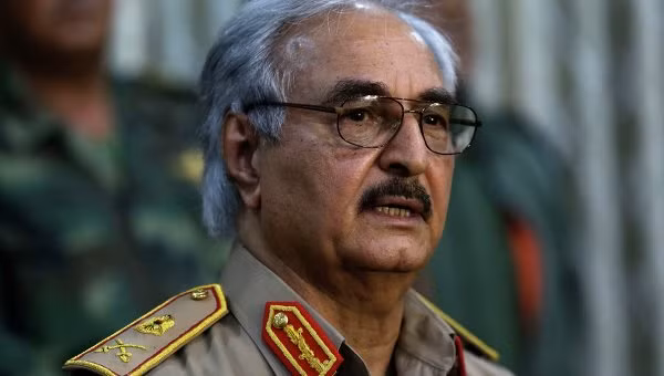 Tướng Khalifa Haftar vẫn trung thành với lãnh đạo Gaddafi sau khi chính quyền của ông bị sụp đổ và bị giết.