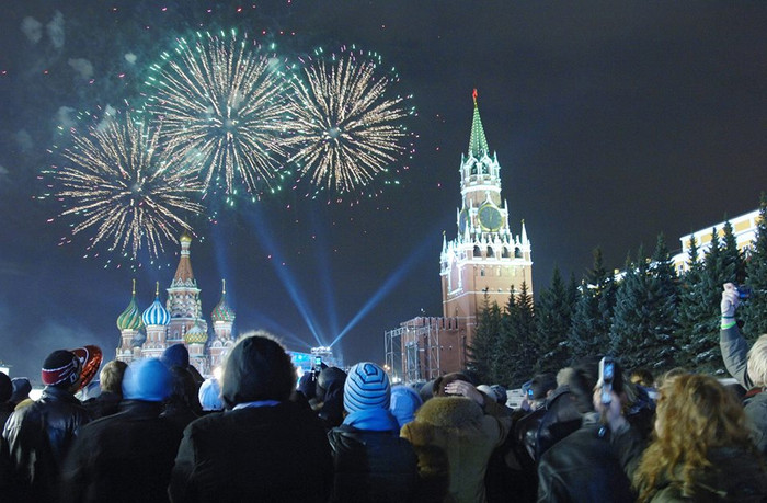 Tháp đồng hồ trên điện Kremlin được thắp sáng trong đêm. Tháp đồng hồ trên điện Kremlin được thắp sáng trong đêm.