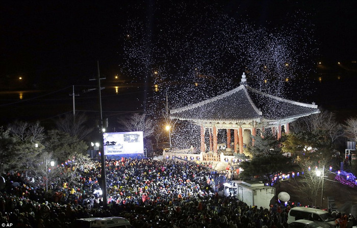 Người Hàn Quốc ăn mừng năm mới tại đền Pavilion Imjingak gần làng biên giới Panmunjom sát Triều Tiên. Người Hàn Quốc ăn mừng năm mới tại đền Pavilion Imjingak gần làng biên giới Panmunjom sát Triều Tiên.
