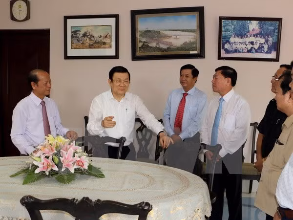 Chủ tịch nước Trương Tấn Sang với lãnh đạo tỉnh Vĩnh Long tại Khu tưởng niệm cố Thủ tướng Chính phủ Võ Văn Kiệt ở huyện Vũng Liêm, tỉnh Vĩnh Long. (Ảnh: Phạm Minh Tuấn/TTXVN). Chủ tịch nước Trương Tấn Sang với lãnh đạo tỉnh Vĩnh Long tại Khu tưởng niệm cố Thủ tướng Chính phủ Võ Văn Kiệt ở huyện Vũng Liêm, tỉnh Vĩnh Long. (Ảnh: Phạm Minh Tuấn/TTXVN).