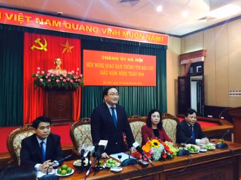 Bí thư Thành ủy Hà Nội gặp mặt báo chí chiều 23/2. ảnh: Ngọc Quang.