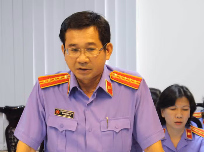 Trên thảm, dưới đinh, ở giữa linh tinh vừa còng vừa … lệ ảnh 3 Trên thảm, dưới đinh, ở giữa linh tinh vừa còng vừa … lệ ảnh 3