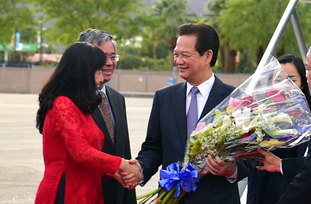 Đại diện Đại sứ quán Việt Nam tại Hoa Kỳ đón Thủ tướng tại sân bay. Ảnh: VGP/Nhật Bắc. Đại diện Đại sứ quán Việt Nam tại Hoa Kỳ đón Thủ tướng tại sân bay. Ảnh: VGP/Nhật Bắc.