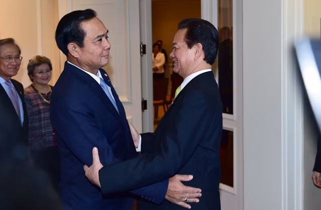 Thủ tướng Nguyễn Tấn Dũng tiếp xúc song phương với Thủ tướng Thái Lan. ảnh: VGP.