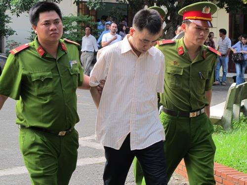 Bị cáo Trần Minh Long, nguyên kế toán trưởng Kho bạc Nhà nước huyện Nhà Bè - TPHCM bị tuyên tử hình về tội tham ô tài sản và đánh bạc. Ảnh: Người lao động. Bị cáo Trần Minh Long, nguyên kế toán trưởng Kho bạc Nhà nước huyện Nhà Bè - TPHCM bị tuyên tử hình về tội tham ô tài sản và đánh bạc. Ảnh: Người lao động.