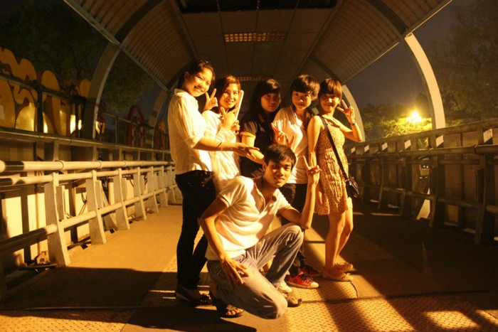 Thu Trang là người hay cười, vui vẻ, thích nấu ăn, nghe nhạc, ngắm nhìn mọi người, và đặc biệt là rất yêu trẻ con.