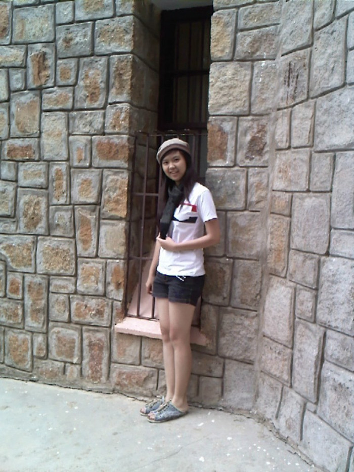 Diệu Trinh là một học sinh xuất sắc, từng đạt huy chương Bạc Olympic môn Địa Lý, 12 năm liền là học sinh khá giỏi, tham gia các câu lạc bộ văn nghệ của trường, giải nhất đồng đội cuộc thi nhảy cổ động năm 2010. Diệu Trinh là một học sinh xuất sắc, từng đạt huy chương Bạc Olympic môn Địa Lý, 12 năm liền là học sinh khá giỏi, tham gia các câu lạc bộ văn nghệ của trường, giải nhất đồng đội cuộc thi nhảy cổ động năm 2010.