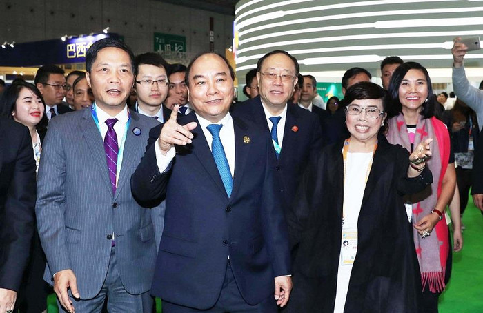 Thủ tướng Chính phủ Nguyễn Xuân Phúc thăm quan khu gian hàng Việt Nam trong khuôn khổ Hội chợ CIIE chiều ngày 5/11. Thủ tướng Chính phủ Nguyễn Xuân Phúc thăm quan khu gian hàng Việt Nam trong khuôn khổ Hội chợ CIIE chiều ngày 5/11.