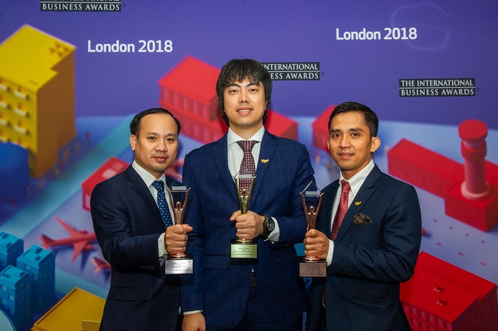 Ông Nguyễn Việt Quang (đứng giữa) – Đại diện Hội đồng Quản trị Tập đoàn TH – thay mặt Nhà sáng lập Thái Hương nhận giải Vàng “Doanh nhân xuất sắc của năm” 2018 trong hệ thống Giải thưởng Kinh doanh Quốc tế IBA Stevie Awards. Ông Nguyễn Việt Quang (đứng giữa) – Đại diện Hội đồng Quản trị Tập đoàn TH – thay mặt Nhà sáng lập Thái Hương nhận giải Vàng “Doanh nhân xuất sắc của năm” 2018 trong hệ thống Giải thưởng Kinh doanh Quốc tế IBA Stevie Awards.