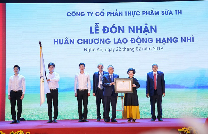 Thủ tướng Nguyễn Xuân Phúc trao Huân chương Lao động hạng nhì cho Tập đoàn TH. Thủ tướng Nguyễn Xuân Phúc trao Huân chương Lao động hạng nhì cho Tập đoàn TH.