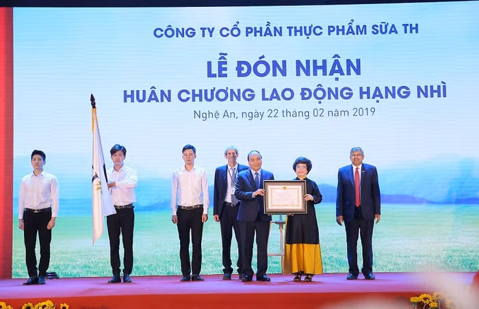 Thủ tướng Nguyễn Xuân Phúc trao Huân chương Lao động hạng nhì cho Tập đoàn TH. Thủ tướng Nguyễn Xuân Phúc trao Huân chương Lao động hạng nhì cho Tập đoàn TH.