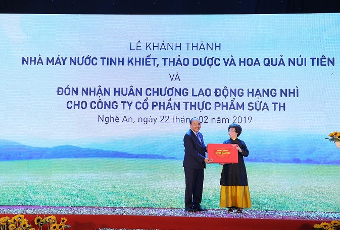 Tập đoàn TH vinh dự nhận kỷ niệm chương từ Thủ tướng. Tập đoàn TH vinh dự nhận kỷ niệm chương từ Thủ tướng.