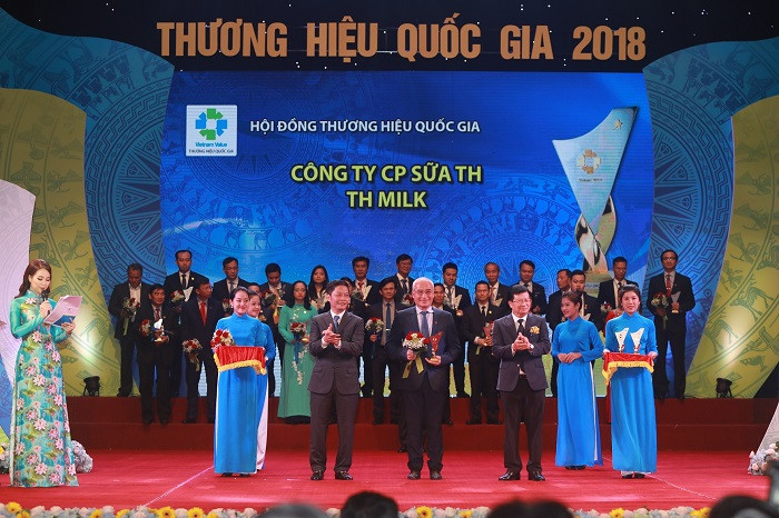 Đại diện Tập đoàn TH vinh dự nhận biểu trưng “Thương hiệu Quốc gia” từ Phó Thủ tướng Trịnh Đình Dũng và Bộ trưởng Bộ Công thương Trần Tuấn Anh. Đại diện Tập đoàn TH vinh dự nhận biểu trưng “Thương hiệu Quốc gia” từ Phó Thủ tướng Trịnh Đình Dũng và Bộ trưởng Bộ Công thương Trần Tuấn Anh.