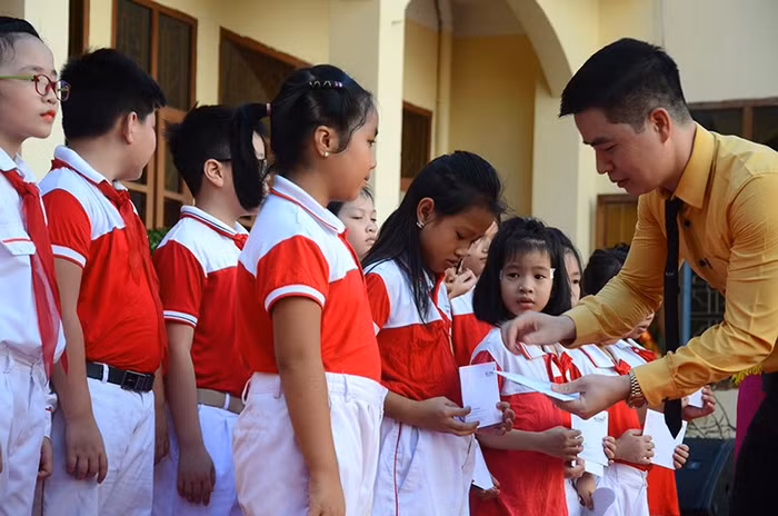 Đại diện BAC A BANK trao học bổng cho các em học sinh có hoàn cảnh khó khăn tại Trường Tiểu học Trần Hưng Đạo (Thành phố Hạ Long, tỉnh Quảng Ninh).