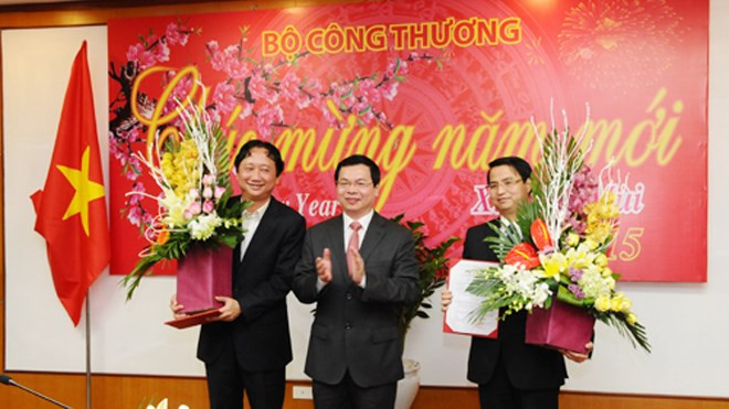 Trao quyết định bổ nhiệm ông Trịnh Xuân Thanh (ngoài cùng bên trái) làm Vụ trưởng, Ban đổi mới doanh nghiệp thuộc Bộ Công thương. Ảnh: Báo Công thương. Trao quyết định bổ nhiệm ông Trịnh Xuân Thanh (ngoài cùng bên trái) làm Vụ trưởng, Ban đổi mới doanh nghiệp thuộc Bộ Công thương. Ảnh: Báo Công thương.