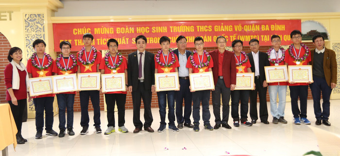 Lãnh đạo UBND quận Ba Đình, Phòng Giáo dục-Đào tạo quận Ba Đình và Hiệu trưởng Trường THCS Giảng Võ tặng giấy khen cho 9 học sinh xuất sắc. ảnh: Nguyễn Hải. Lãnh đạo UBND quận Ba Đình, Phòng Giáo dục-Đào tạo quận Ba Đình và Hiệu trưởng Trường THCS Giảng Võ tặng giấy khen cho 9 học sinh xuất sắc. ảnh: Nguyễn Hải.