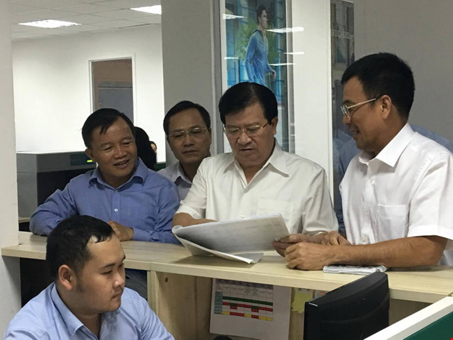 Phó Thủ tướng Trịnh Đình Dũng tham quan nhà máy sản xuất giày xuất khẩu sang Mỹ. ảnh: plo. Phó Thủ tướng Trịnh Đình Dũng tham quan nhà máy sản xuất giày xuất khẩu sang Mỹ. ảnh: plo.