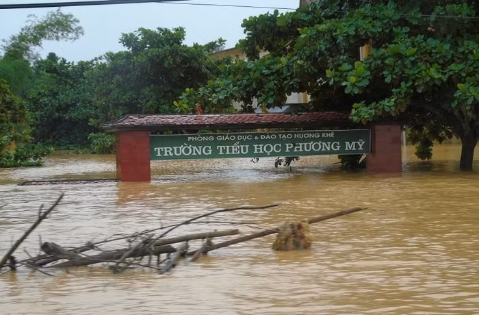 Miền Trung đang phải hứng chịu những hậu quả nặng nề từ mưa lũ và rất cần sự chung tay giúp đỡ của nhân dân cả nước. ảnh: vtc news.