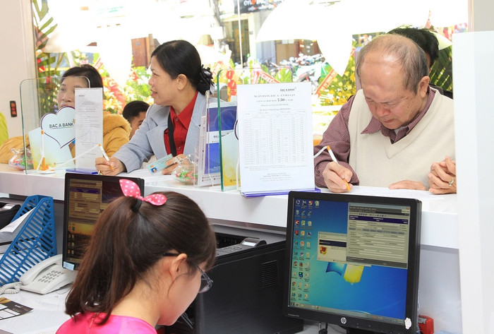Những khách hàng đầu tiên hết sức phẩn khởi và tin tưởng vào dịch vụ của Bac A Bank. ảnh: TH Những khách hàng đầu tiên hết sức phẩn khởi và tin tưởng vào dịch vụ của Bac A Bank. ảnh: TH