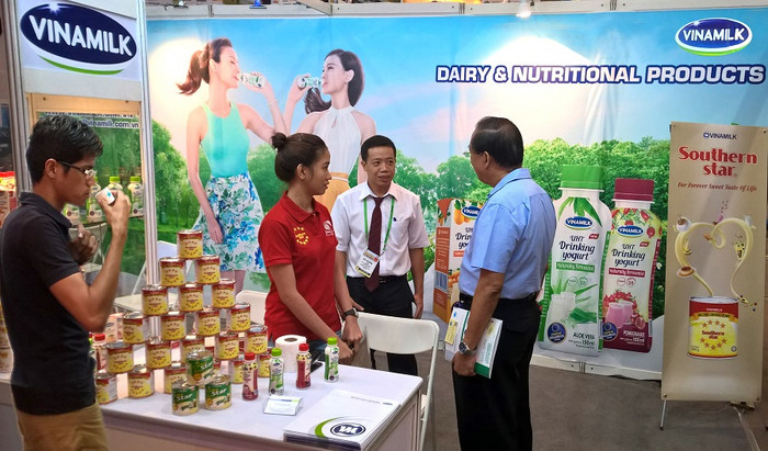 Đại diện Vinamilk giới thiệu đến người tiêu dùng Phillippines những sản phẩm sữa đặc & sữa chua uống được phát triển mẫu mã, hương vị theo khẩu vị địa phương. Đại diện Vinamilk giới thiệu đến người tiêu dùng Phillippines những sản phẩm sữa đặc & sữa chua uống được phát triển mẫu mã, hương vị theo khẩu vị địa phương.