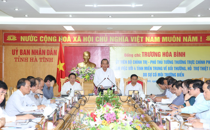 Phó Thủ tướng Trương Hòa Bình yêu cầu đẩy nhanh tiến độ đền bù, hỗ trợ thiệt hại đối với ngư dân miền Trung sau sự cố ô nhiễm môi trường biển. ảnh: vgp. Phó Thủ tướng Trương Hòa Bình yêu cầu đẩy nhanh tiến độ đền bù, hỗ trợ thiệt hại đối với ngư dân miền Trung sau sự cố ô nhiễm môi trường biển. ảnh: vgp.