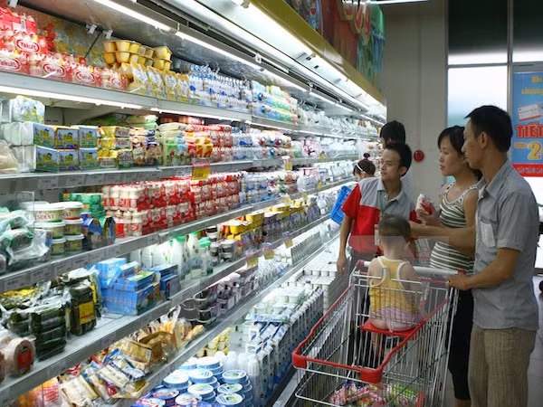 Theo phân công của Chính phủ, Bộ Công Thương tiếp nhận, rà soát biểu mẫu đăng ký giá đối với mặt hàng sữa dành cho trẻ em dưới 6 tuổi. ảnh minh họa: TTXVN. Theo phân công của Chính phủ, Bộ Công Thương tiếp nhận, rà soát biểu mẫu đăng ký giá đối với mặt hàng sữa dành cho trẻ em dưới 6 tuổi. ảnh minh họa: TTXVN.