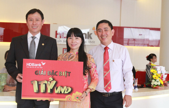 Chị Trịnh Thị Hòa - giao dịch tại HDBank Bình Phước đã trúng thưởng 01 tỷ đồng chương trình "Hè tỷ phú - Vui thú Châu Âu" do HDBank triển khai dịp hè 2016 vừa qua. ảnh: hdbank. Chị Trịnh Thị Hòa - giao dịch tại HDBank Bình Phước đã trúng thưởng 01 tỷ đồng chương trình "Hè tỷ phú - Vui thú Châu Âu" do HDBank triển khai dịp hè 2016 vừa qua. ảnh: hdbank.