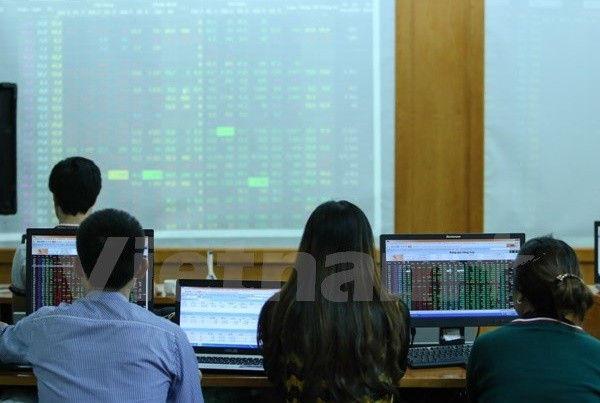 Hành vi làm giả tài liệu trong hồ sơ chào bán cổ phiếu riêng lẻ mà không bị truy cứu trách nhiệm hình sự, bị phạt tiền 400 - 700 triệu đồng. Ảnh: TTXVN. Hành vi làm giả tài liệu trong hồ sơ chào bán cổ phiếu riêng lẻ mà không bị truy cứu trách nhiệm hình sự, bị phạt tiền 400 - 700 triệu đồng. Ảnh: TTXVN.