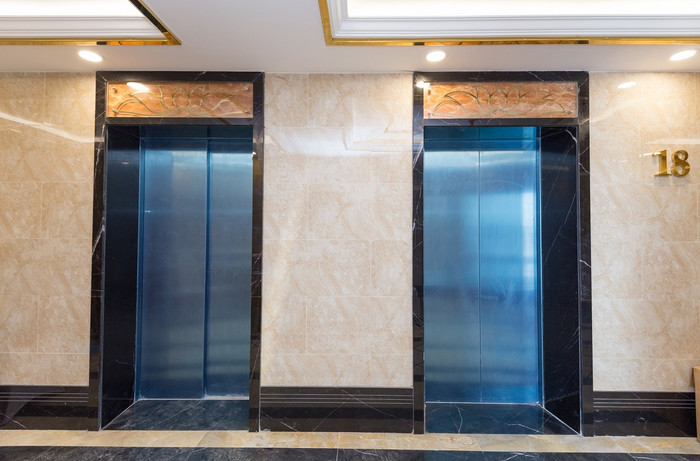 Sảnh thang máy đã được hoàn thiện với toàn bộ tường và sàn được ốp đá, mang đến vẻ đẹp hiện đại, sang trọng cho khu vực hành lang. Toàn bộ hệ thống thang máy đã được kiểm định an toàn. Dự kiến đầu tháng 12, hệ thống thang máy gồm 9 thang cho 2 tòa tháp sẽ được đưa vào vận hành đồng thời. Sảnh thang máy đã được hoàn thiện với toàn bộ tường và sàn được ốp đá, mang đến vẻ đẹp hiện đại, sang trọng cho khu vực hành lang. Toàn bộ hệ thống thang máy đã được kiểm định an toàn. Dự kiến đầu tháng 12, hệ thống thang máy gồm 9 thang cho 2 tòa tháp sẽ được đưa vào vận hành đồng thời.