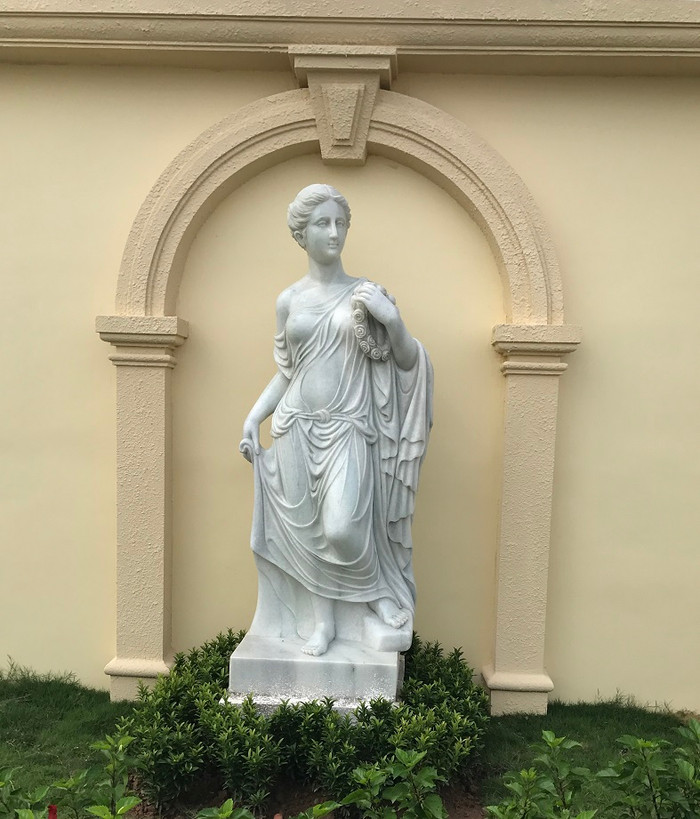 Công viên tầng mái được trang trí bằng những bức tượng phù điêu cầu kỳ được tạc bằng đá, khiến bạn sẽ có cảm giác như mình đang lạc vào khu vườn cổ tích với những vị thần Hy Lạp cổ đại. Công viên tầng mái được trang trí bằng những bức tượng phù điêu cầu kỳ được tạc bằng đá, khiến bạn sẽ có cảm giác như mình đang lạc vào khu vườn cổ tích với những vị thần Hy Lạp cổ đại.