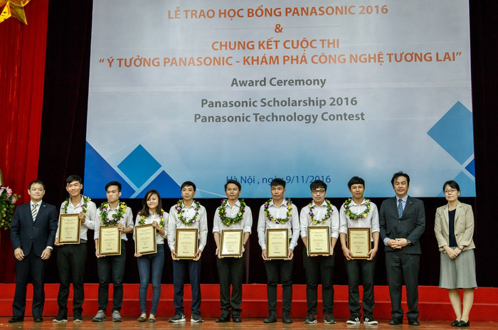 Các suất học bổng toàn phần trị giá 30 triệu đồng/năm đã được trao cho 7 sinh viên nghèo có thành tích học tập tốt. ảnh: Thu Phương.