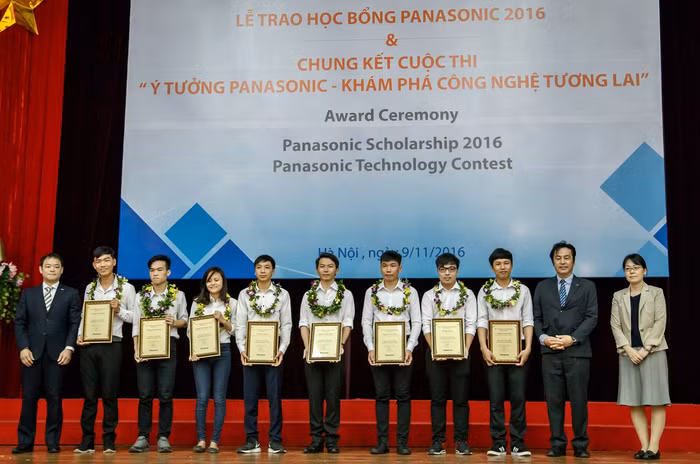 Các suất học bổng toàn phần trị giá 30 triệu đồng/năm đã được trao cho 7 sinh viên nghèo có thành tích học tập tốt. ảnh: Thu Phương.