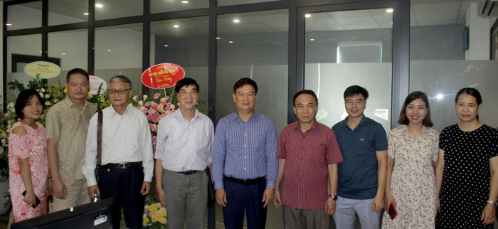 Hiệp hội các trường Đại học, Cao đẳng Việt Nam chúc mừng Tạp chí điện tử Giáo dục Việt Nam nhân dịp kỷ niệm 95 năm Ngày báo chí cách mạng Việt Nam. ảnh: Tùng Dương. Hiệp hội các trường Đại học, Cao đẳng Việt Nam chúc mừng Tạp chí điện tử Giáo dục Việt Nam nhân dịp kỷ niệm 95 năm Ngày báo chí cách mạng Việt Nam. ảnh: Tùng Dương.