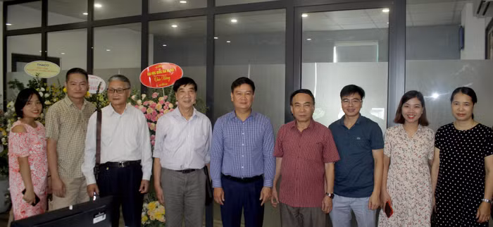 Hiệp hội các trường Đại học, Cao đẳng Việt Nam chúc mừng Tạp chí điện tử Giáo dục Việt Nam nhân dịp kỷ niệm 95 năm Ngày báo chí cách mạng Việt Nam. ảnh: Tùng Dương. Hiệp hội các trường Đại học, Cao đẳng Việt Nam chúc mừng Tạp chí điện tử Giáo dục Việt Nam nhân dịp kỷ niệm 95 năm Ngày báo chí cách mạng Việt Nam. ảnh: Tùng Dương.