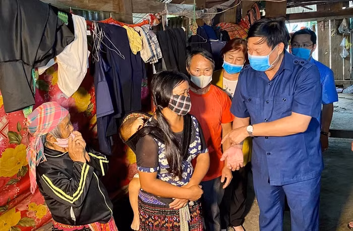 Thứ trưởng Đỗ Xuân Tuyên thăm hỏi, động viên người dân phối hợp với cơ quan chức năng chống dịch để bảo vệ sức khỏe của bản thân, gia đình và cộng đồng.