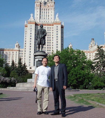 GS Nguyễn Tiến Dũng (áo đen, bên phải) chụp ảnh cùng GS Lê Tự Quốc Thắng - người đoạt HCV Olympic Toán quốc tế năm 1982 GS Nguyễn Tiến Dũng (áo đen, bên phải) chụp ảnh cùng GS Lê Tự Quốc Thắng - người đoạt HCV Olympic Toán quốc tế năm 1982