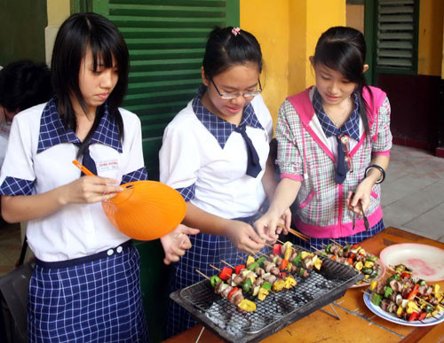 HS Trường THPT Bùi Thị Xuân (TP.HCM) trong giờ học nấu ăn HS Trường THPT Bùi Thị Xuân (TP.HCM) trong giờ học nấu ăn