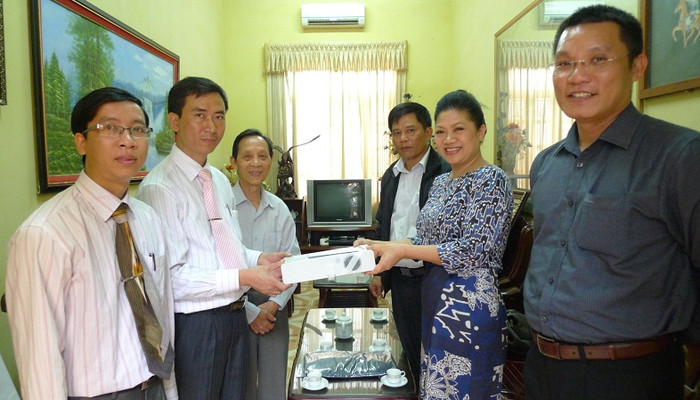 Tác giả bài viết trong một chuyển về thăm trường ĐH Sư phạm 2