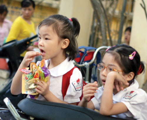 Hạn chế các quà vặt rỗng năng lượng, thiếu vi chất cho trẻ. Hạn chế các quà vặt rỗng năng lượng, thiếu vi chất cho trẻ.
