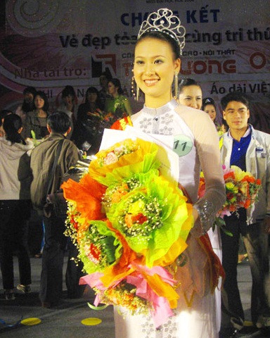 Phan Thị Minh Nga từng 3 lần đoạt danh hiệu Hoa khôi: Hoa khôi trường Quốc học Huế, Hoa khôi Đại học Kinh tế và Hoa khôi Đại học Huế 2008. >>Hoa khôi ĐH Thương Mại 2012 duyên dáng áo dài >>Những hotgirl xinh đẹp làm "điên đảo" cư dân mạng (P8) >>Midu, Hà Min, Linh Hàn đọ dáng "nóng bỏng" >>Ngắm vẻ đẹp kiêu sa của Á hậu Hoàng Anh >>PHÁT SỐT VÌ NỮ THẠC SĨ ĐẸP NHẤT TRUNG QUỐC AI ĐẸP HƠN HOTGIRL KIM PHƯỢNG? >>Những nữ sinh diện áo dài đẹp hơn vẻ đẹp xuân thì của Mai Phương Thúy (P36) >>Phát sốt vì nữ sinh Trung Quốc đẹp như siêu mẫu Phan Thị Minh Nga từng 3 lần đoạt danh hiệu Hoa khôi: Hoa khôi trường Quốc học Huế, Hoa khôi Đại học Kinh tế và Hoa khôi Đại học Huế 2008. >>Hoa khôi ĐH Thương Mại 2012 duyên dáng áo dài >>Những hotgirl xinh đẹp làm "điên đảo" cư dân mạng (P8) >>Midu, Hà Min, Linh Hàn đọ dáng "nóng bỏng" >>Ngắm vẻ đẹp kiêu sa của Á hậu Hoàng Anh >>PHÁT SỐT VÌ NỮ THẠC SĨ ĐẸP NHẤT TRUNG QUỐC AI ĐẸP HƠN HOTGIRL KIM PHƯỢNG? >>Những nữ sinh diện áo dài đẹp hơn vẻ đẹp xuân thì của Mai Phương Thúy (P36) >>Phát sốt vì nữ sinh Trung Quốc đẹp như siêu mẫu