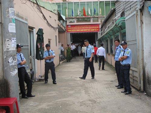 Trường đã dựng bảo vệ từ ngoài để ngăn không cho phụ huynh vào Trường đã dựng bảo vệ từ ngoài để ngăn không cho phụ huynh vào