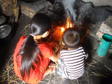 Lương của nhiều cặp vợ chồng công chức không đủ nuôi con. Ảnh minh họa, nguồn internet.