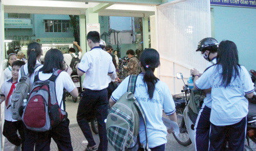 Rất nhiều HS các trường chuyên tham gia lớp học thêm tại chi nhánh của Trường Bồi dưỡng văn hóa 218 Lý Tự Trọng vào chiều 26.11