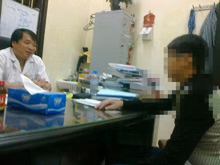 Tự lo lấy mọi việc, cậu bé bị trầm cảm nặng và phải liên tục điều trị thần kinh.
