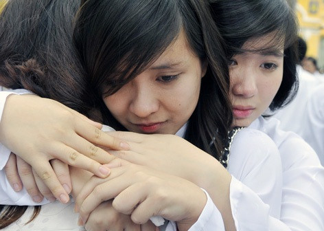 Những giọt nước mắt xúc động của học trò ngày chia tay thầy cô, chia tay mái trường - Ảnh minh họa, nguồn internet Những giọt nước mắt xúc động của học trò ngày chia tay thầy cô, chia tay mái trường - Ảnh minh họa, nguồn internet