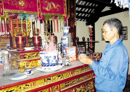 Thế hệ học trò của cụ giáo Hương nay không còn ai tại thế. Nhưng con cháu của cụ vẫn khói hương đều đặn trong đền. Thế hệ học trò của cụ giáo Hương nay không còn ai tại thế. Nhưng con cháu của cụ vẫn khói hương đều đặn trong đền.